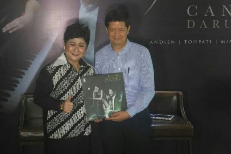 Produser Musica Studios Indrawati Widjaja dan musisi jazz Candra Darusman saat peluncuran singel Pengungkapan Hatimu milik Candra di kawasan Gandaria, Kebayoran Baru, Jakarta Selatan, Kamis (29/11/2018).