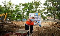 Bupati HST Letakkan Batu Pertama, Rehabilitasi Bekas Gedung MTQ Jadi Bagian Taman Dwi Warna Resmi Dimulai 