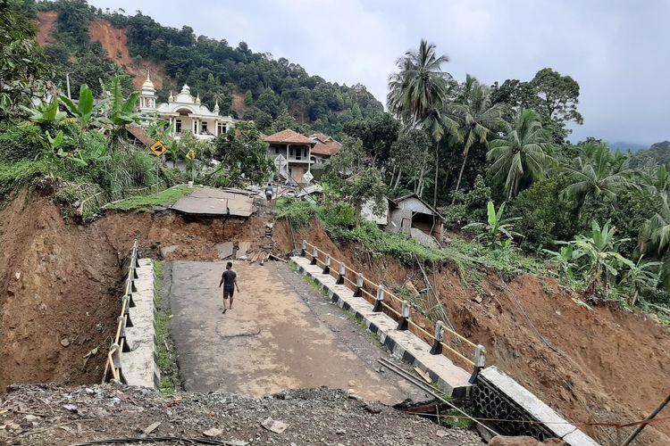 Sejumlah titik longsor dan jembatan putus di Kecamatan Lebakgedong, Kabupaten Lebak setelah banjir bandang menerjang, Rabu (1/1/2020)