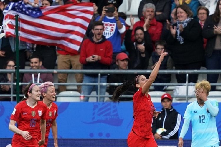 Pemain Amerika Serikat Alex Morgan (tengah) merayakan gol pada pertandingan sepak bola Piala Dunia Wanita 2019 antara Amerika Serikat vs Thailand, 11 Juni 2019, di Stadion Auguste-Delaune di Reims, Perancis.