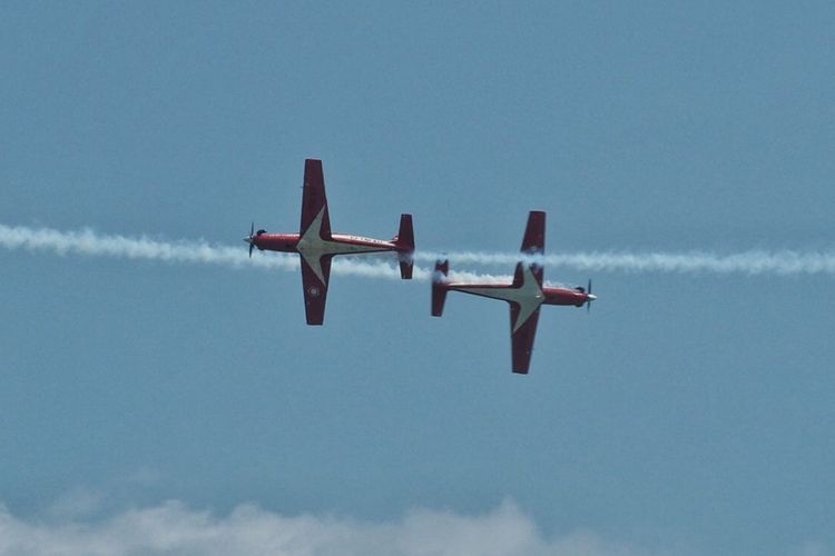 Penampilan Jupiter Aerobatic Team (JAT) di Spore AirShow 2018, Singapura, 6 Februari 2018.  Berbagai manuver ditunjukkan tim JAT yang mampu menarik perhatian penonton. Rombongan JAT terdiri dari 12 perwira penerbang, dibantu sejumlah teknisi dan perwira pendamping yang bertugas antara lain sebagai LO dan Organizer. Foto: Arsip Jupiter Aerobatic Team via Chappy Hakim.