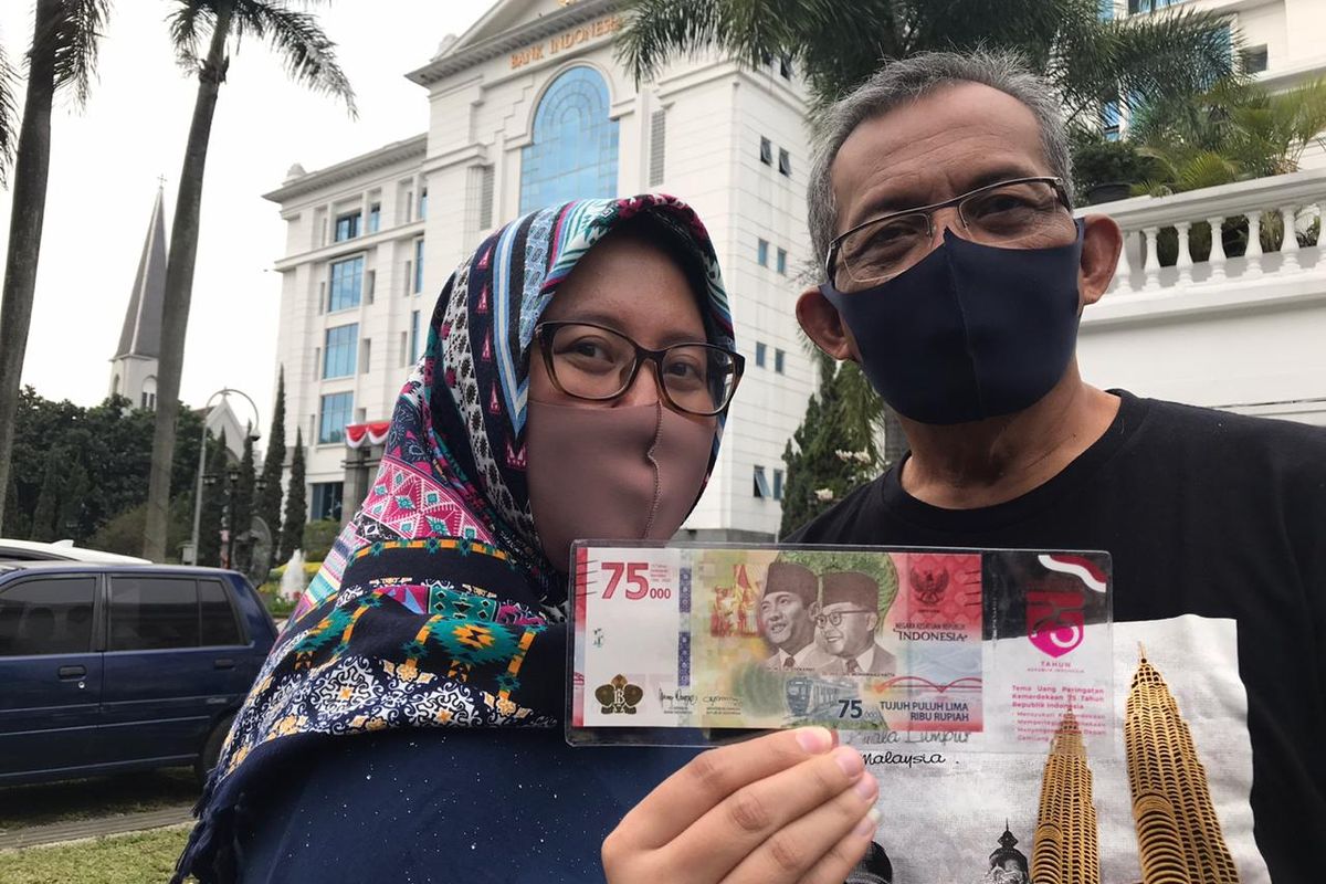 Shabrina dan Irwan Ridwan sesaat setelah menukarkan uang pecahan baru Rp 75.000. 
