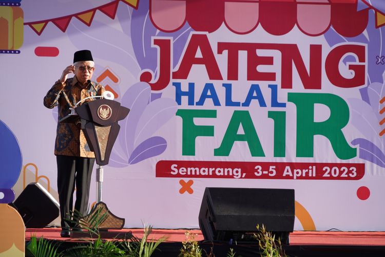 Wakil Presiden Ma'ruf Amin menyampaikan sambutan saat membuka acara Jateng Halal Fair 2023 sekaligus mengukuhkan Komite Daerah Ekonomi dan Keuangan Syariah (KDEKS) Jawa Tengah di Semarang, Senin (3/2/2023).