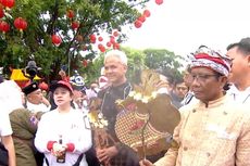 Ganjar-Mahfud Terima Wayang Wisangeni dan Semar di Depan Balai Kota Solo saat Hajatan Rakyat