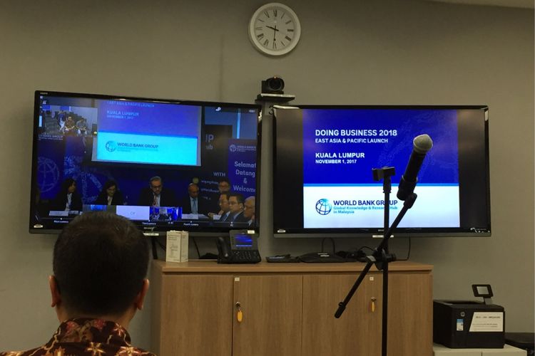 Bank Dunia atau World Bank menggelar telekonferensi terkait Indeks Kemudahan Berbisnis 2018 pada Rabu (1/11/2017). Telekonferensi dalam foto ini dilaksanakan melalui kantor Bank Dunia di kantor Bursa Efek Indonesia, Jakarta. 