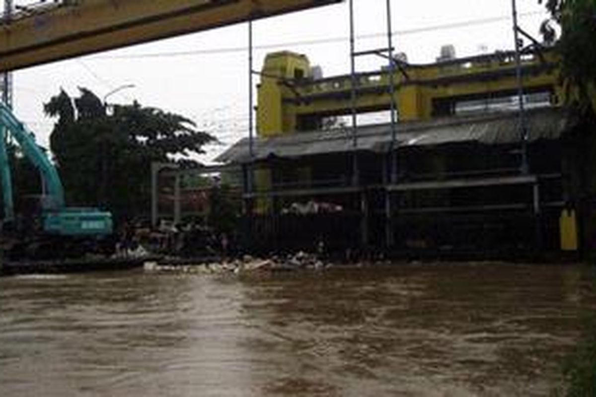 Kondisi di kawasan Pintu Air Manggarai, Jakarta Selatan, Kamis (17/1/2013) kira-kira pukul 10.00 WIB.