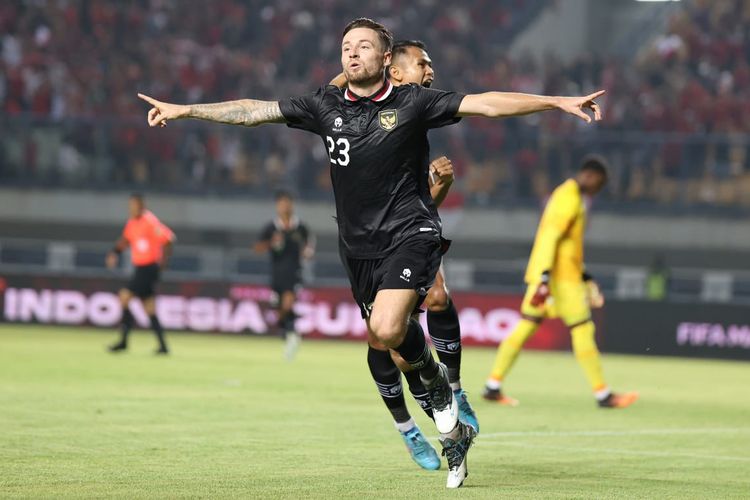 Selebrasi Marc Klok setelah sukses mencetak gol dalam laga FIFA Matchday antara Indonesia vs Curacao di Stadion Gelora Bandung Lautan Api, Sabtu (24/9/2022).