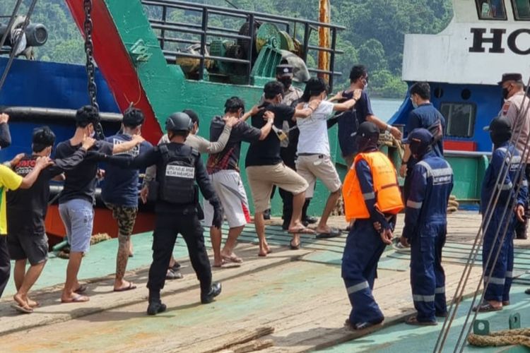 Pemindahan napi kasus narkoba dari Lapas Kelas 1 Semarang menuju lapas di Pulau Nusakambangan, Cilacap, Jawa Tengah, Minggu (16/1/2022).