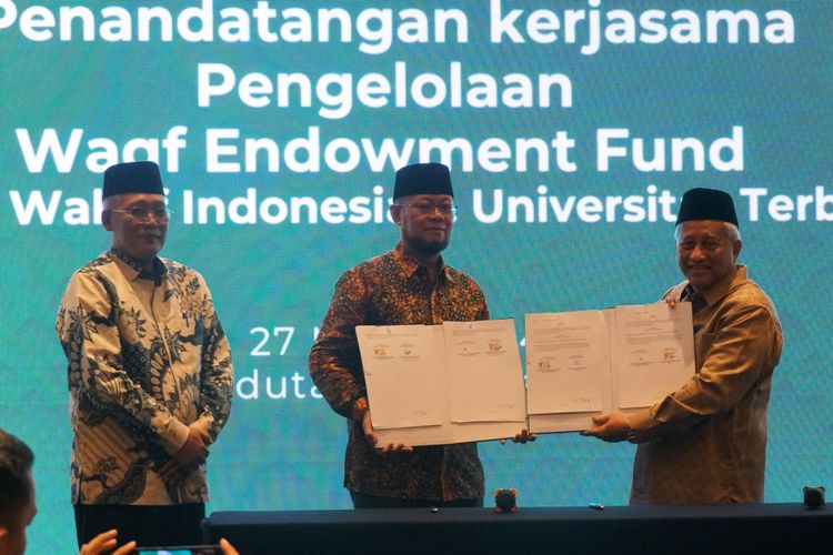 Penandatanganan memorandum of understanding (MoU) dan perjanjian kerja sama (PKS) antara Universitas Terbuka (UT) dengan Badan Wakaf Indonesia (BWI) di Hotel Aryaduta, Menteng, Jakarta, Rabu (27/3/2024)