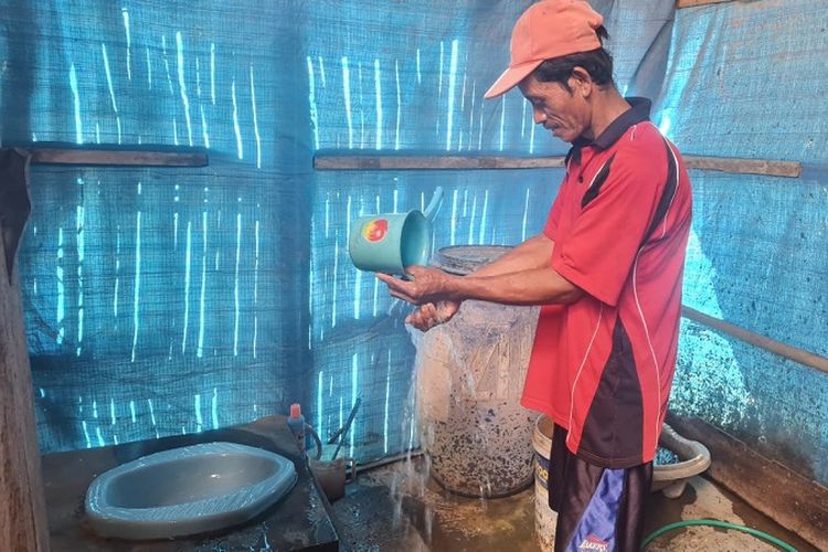 Rasmo, salah satu warga Desa Lebak, Kabupaten Grobogan, Jawa Tengah (Jateng) bersyukur menerima bantuan sosial (bansos) stimulan jamban untuk bisa hidup lebih sehat dan nyaman tanpa penyebaran penyakit. 