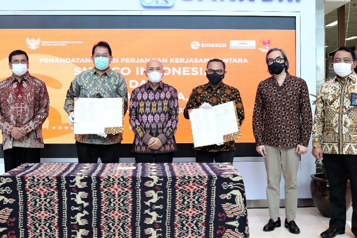 penandatanganan nota kesepahaman (MoU) pembentukan kerja sama dalam pengembangan koperasi dan UKM, antara Smesco Indonesia dengan PT Kimia Farma Tbk, yang disiarkan secara virtual, Rabu (3/3/2021). 