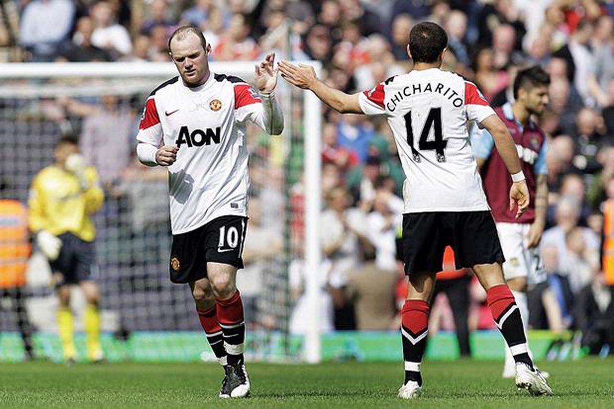 Pemain Manchester United, Wayne Rooney (kiri), dan rekan setimnya, Javier Fernandez, setelah mencetak gol kedua saat melawan West Ham United dalam laga Liga Primer Inggris di Upton Park, London, Sabtu (2/4).
