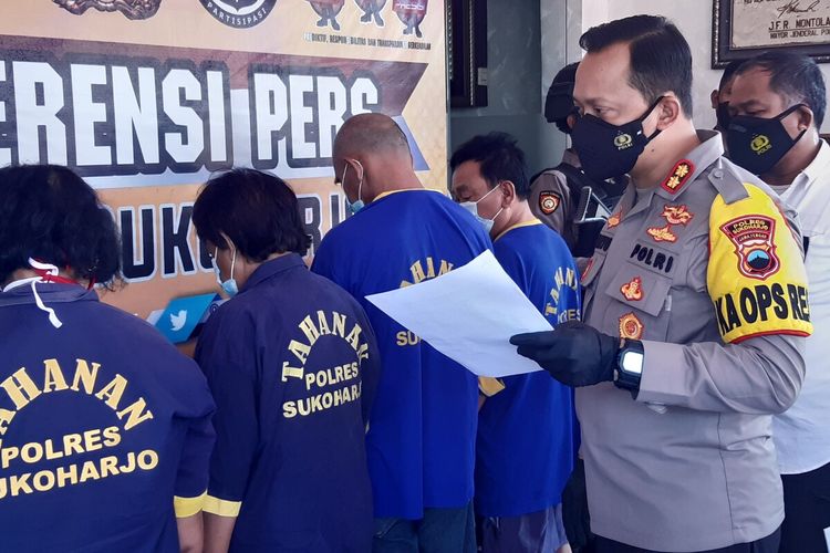 Kapolres Sukoharjo AKBP Wahyu Nugroho menanyai pelaku dalam konferensi pers kasus penipuan dan penggelapan di Mapolres Sukoharjo, Jawa Tengah, Rabu (29/9/2021).
