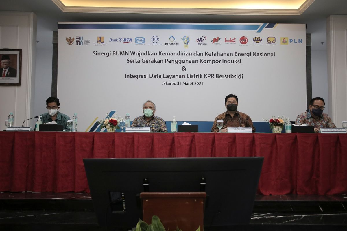 Penandatanganan kerja sama integrasi layanan listrik KPR bersubsidi antara Direktur Utama Pusat Pengelolaan Dana Pembiayaan Perumahan (PPDPP) Arief Sabaruddin dengan Direktur Niaga dan Manajemen Pelanggan PT PLN (Persero) Bob Saril yang disaksikan Menteri PUPR Basuki Hadimuljono dan Menteri BUMN Erick Thohir di Gedung Kementerian BUMN, Rabu (31/3/2021).