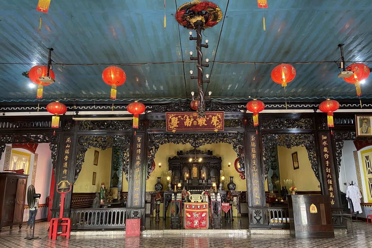 Ruang utama Klenteng Boen Bio Surabaya yang berarsitektur Tiongkok, Jawa, dan Belanda, Selasa (28/1/2025)