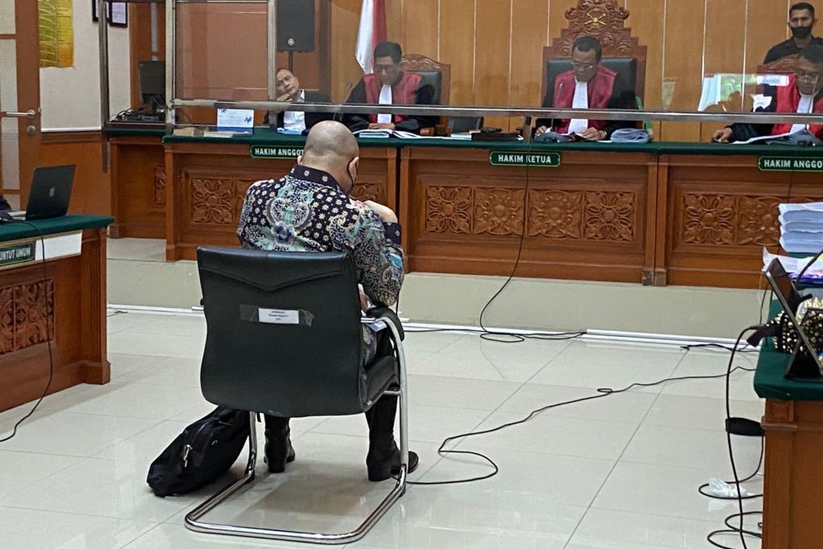 Irjen Teddy Minahasa membacakan nota pembelaan atau pleidoi kasus peredaran narkotika jenis sabu yang menjeratnya di PN Jakarta Barat, Kamis (12/4/2023). 