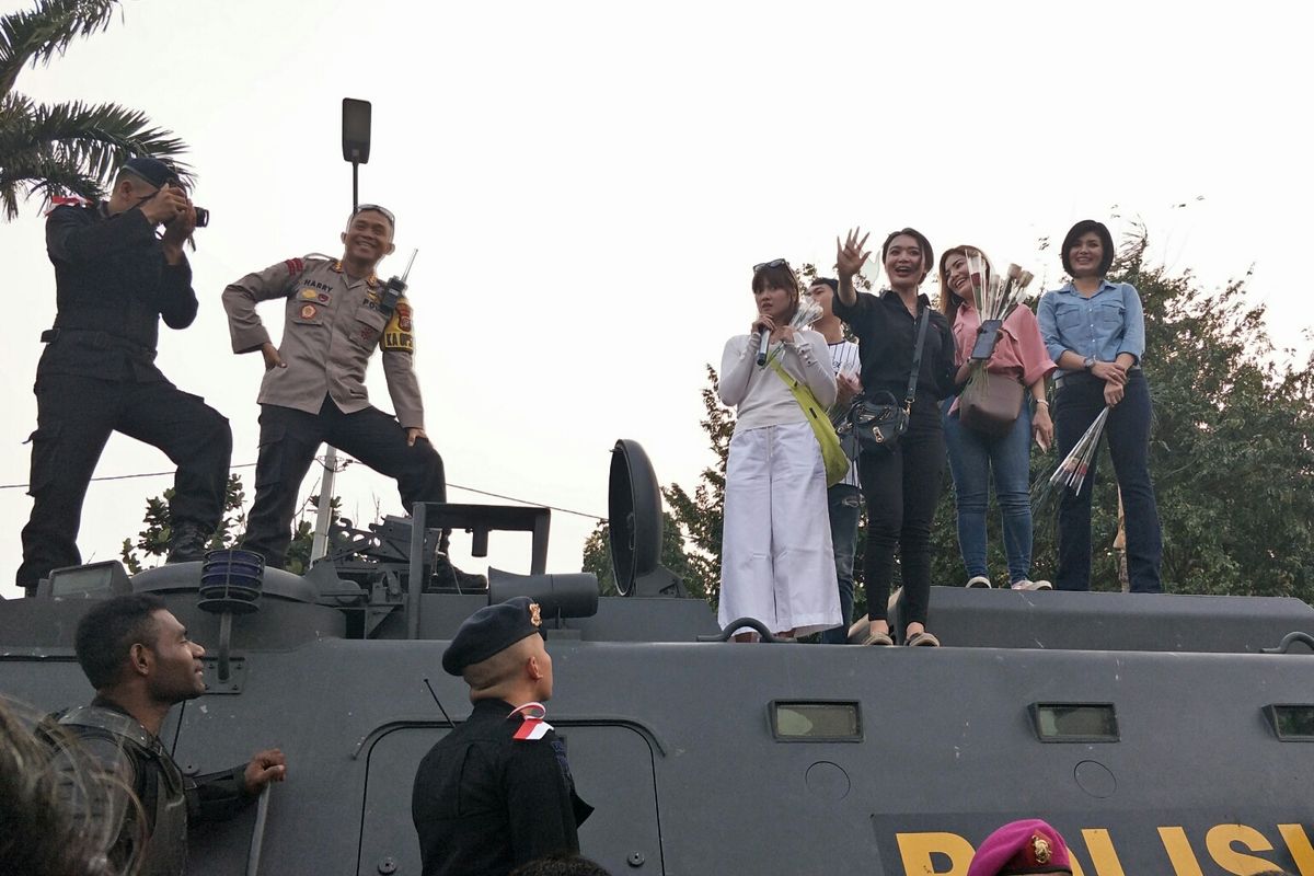 Publik figur yang menghibur para aparat polisi dan TNI, di Gedung DPR RI, Senin (1/10/2019).