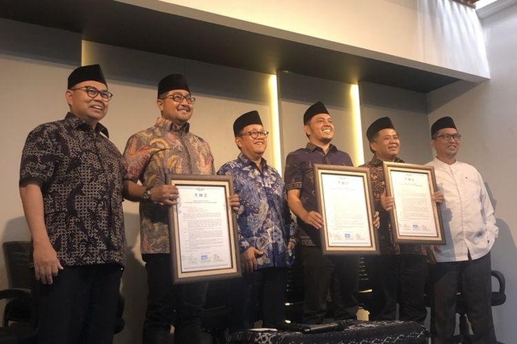 Tim kecil Koalisi Perubahan untuk Persatuan yang mengusung Anies Baswedan sebagai capres menunjukan nota kesepakatan koalisi di Sekretariat Perubahan, Kebayoran Baru, Jakarta, Jumat (24/3/2023). 