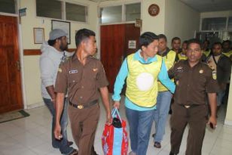 Para tersangka kasus korupsi dana alokasi khusus (DAK) bidang pendidikan di dinas Pendidikan Pemuda dan Olahraga PPO) Kabupaten Timor Tengah Utara (TTU), NTT, sebesar Rp 47,5 miliar, sedang digiring jaksa menuju mobil tahanan untuk selanjutnya di bawa ke Rutan Kefamenanu untuk menjalani masa tahanan