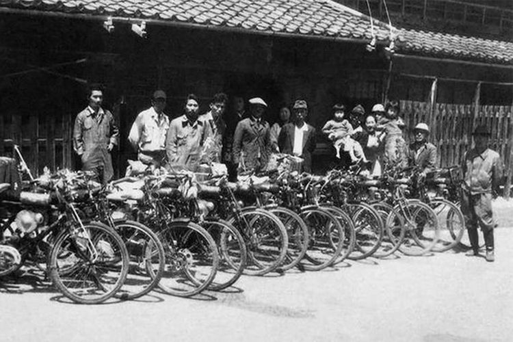 Beberapa karyawan asli Honda (dan keluarganya!) di luar pabrik Hamamatsu pada tahun 1948.