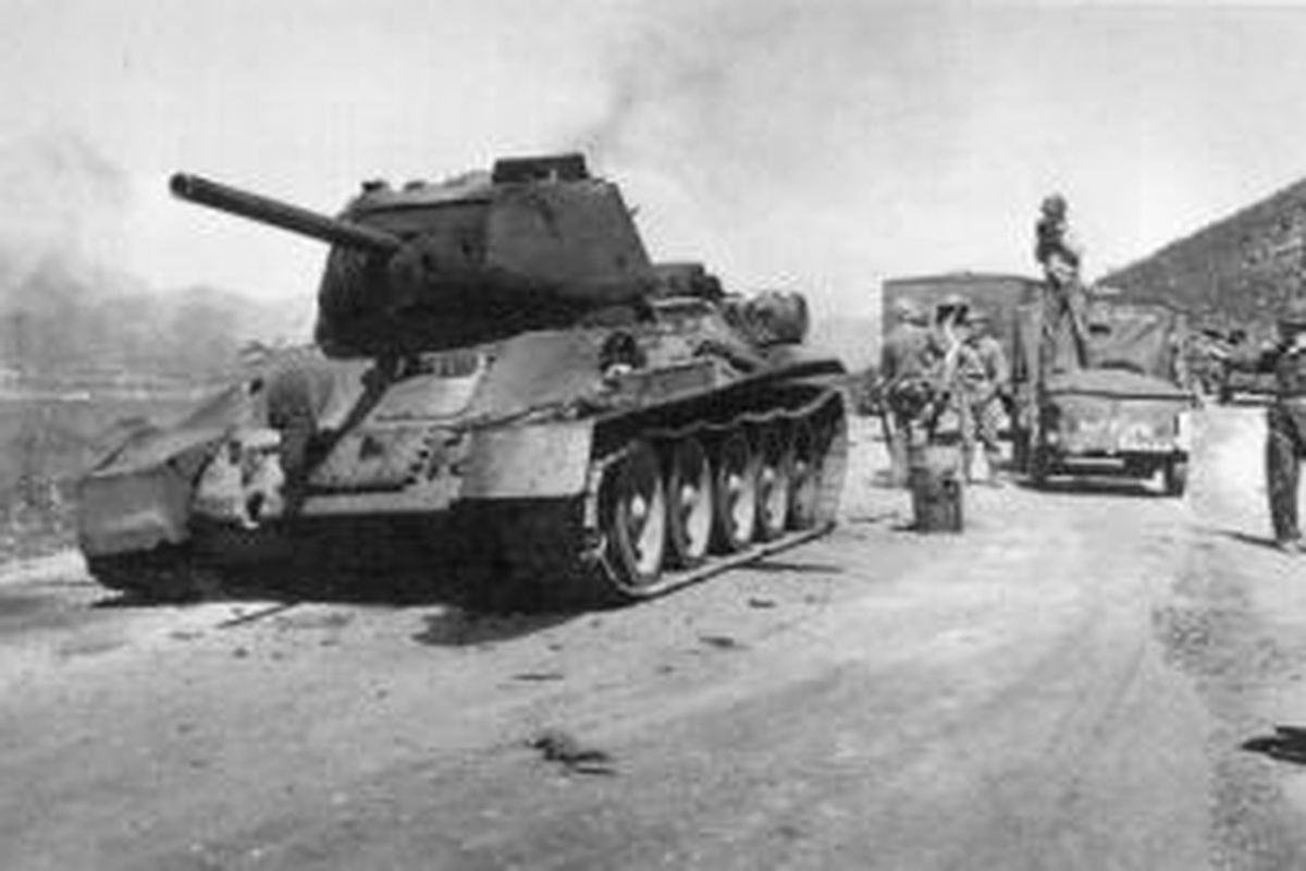 Sebuah tank T-34 buatan Uni Soviet milik Tentara Rakyat Korea Utara (NKPA) dihancurkan pasukan marinir AS saat bergerak maju dari Incheon menuju Seoul pada September 1950.

