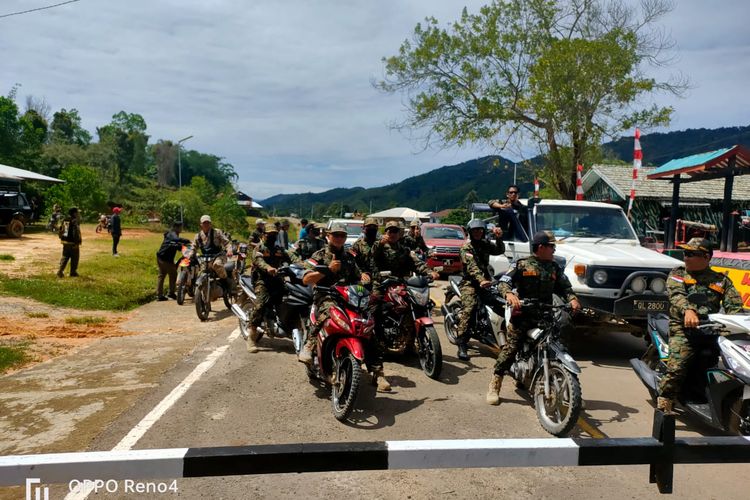 Warga Adat Dayak Lundayeh di dataran tinggi Krayan Nunukan Kaltara blokade jalan utama keluar masuk RI Malaysia Ba'kelalan - Long Midang. Tingginya harga bapokting diduga akibat monopoli perdagangan koperasi