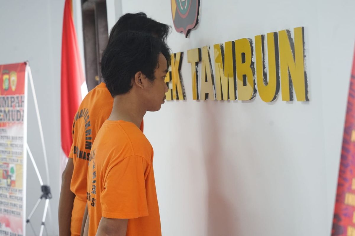 Dua pelaku pembacokan seorang pemuda di Kampung Gabus, Tambun Utara, Kabupaten Bekasi, berhasil diringkus Polres Metro Bekasi. Satu pelaku berinisial MA masih buron. Dua pelaku dihadirkan dalam konferensi pers di Polsek Tambun, Senin (24/7/2023).