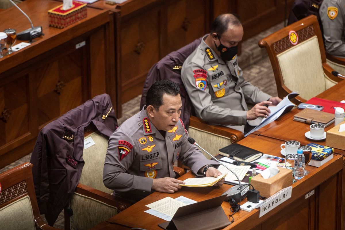 Kapolri Jenderal Pol Listyo Sigit Prabowo (kiri) didampingi Irwasum Polri Komjen Pol Agung Budi Maryoto (kanan) mengikuti rapat kerja dengan Komisi III DPR di Kompleks Parlemen, Senayan, Jakarta, Rabu (24/8/2022). Rapat tersebut membahas terkait kasus dugaan pembunuhan berencana terhadap Brigadir Yosua di rumah dinas mantan Kadiv Propam Irjen Pol Ferdy Sambo. ANTARA FOTO/Aprillio Akbar/rwa.