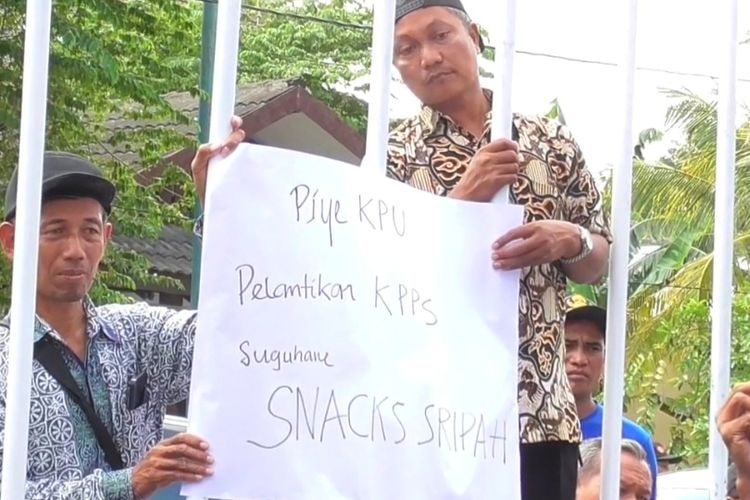 Para anggota KPPS datangi Kantor KPU Sleman buntut dari snack saat pelantikan yang dinilai tidak layak. Mereka datang dengan membawa berbagai tulisan.