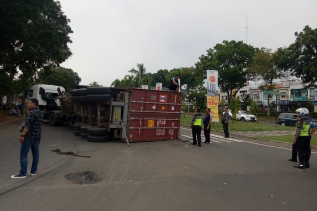 Truk kontainer dengan nomor polisi B 9083 UIW mengalami kecelakaan hingga terbalik ke sisi kanan di Jalan BSD Gran Boulevard, Serpong,  Tangerang Selatan, pada Jumat (6/12/2019).Terbaliknya truk kontainer tersebut diguga karena menikung terlalu tajam. 