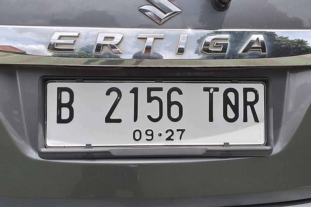 Ilustrasi pelat nomor kendaraan atau tanda nomor kendaraan bermotor (TNKB) di Indonesia.