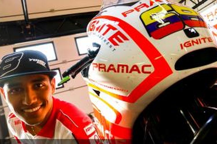 Pebalap Kolombia, Yonny Hernandez berpose di samping motor Pramac Ducati, saat sesi uji coba di Sirkuit Misano, Senin (16/9/2013).