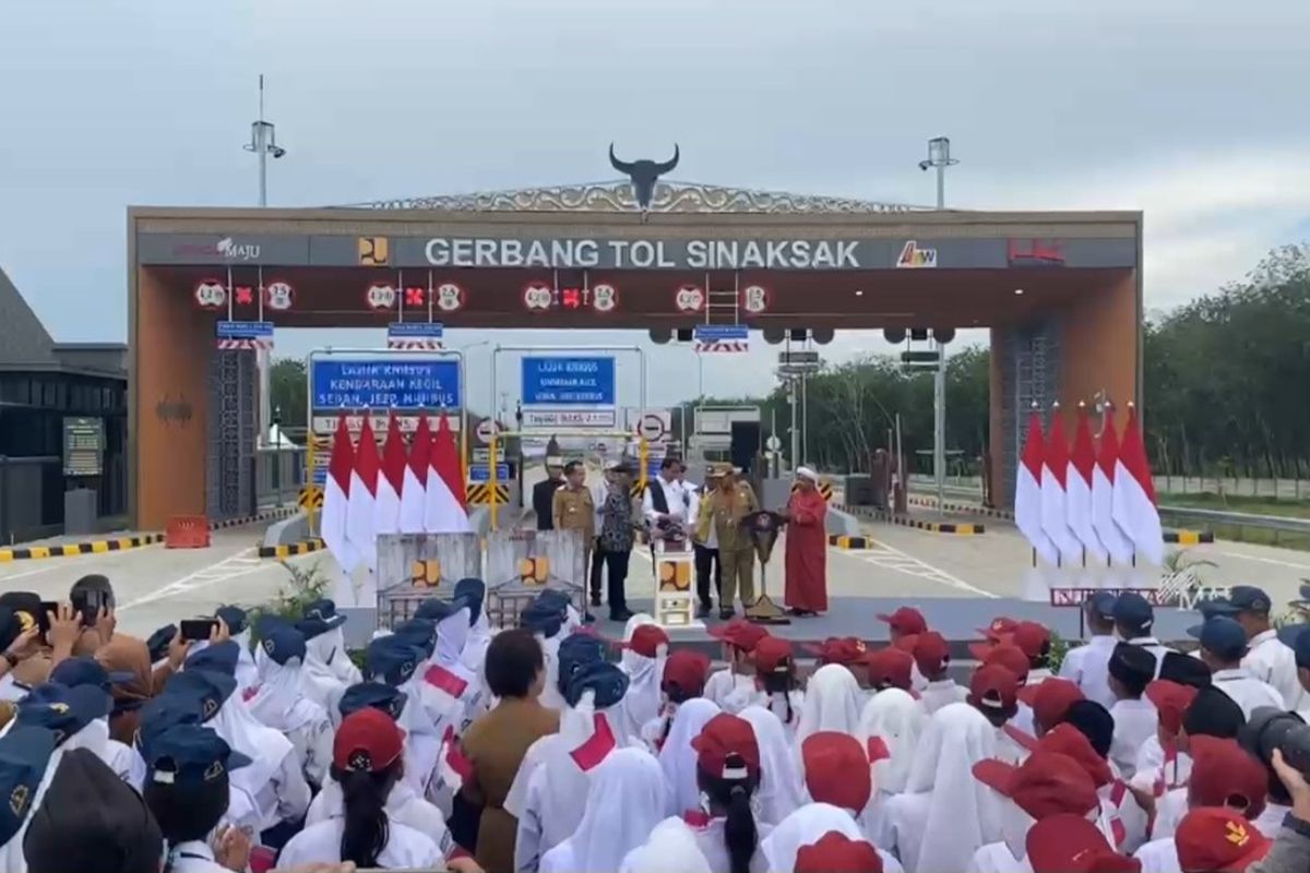 Foto: Presiden Joko Widodo meresmikan Gerbang Tol Sinaksak, Kabupaten Simalungun, Sumatera Utara, Selasa (10/9/2024).