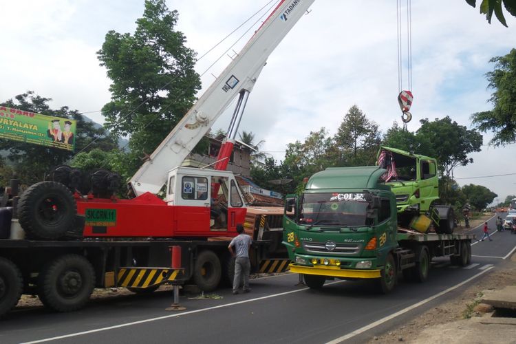 Sebuah truk yang mengalami kecelakaan dievakuasi dengan menggunakan mobil crane di ruas Jalan Raya Malangbong, Minggu (28/5/2017). Jalur tersebut menghubungkan wilayah Tasikmalaya-Garut di Jawa Barat.