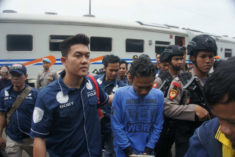 Antoni (34) pelaku pembunuh Ririn Agustin (11) ditangkap di Binjai, Sumut. Antoni dibawa ke Karawang dengan KA Singosari jurusan Pasar Senen-Blitar, Jumat (21/9/2018).