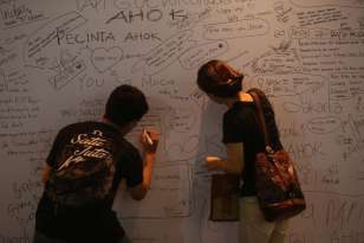 Masyarakat menuliskan dukungan dan harapannya untuk Gubernur DKI Jakarta Basuki Tjahaja Purnama di acara Teman Ahok Fair di Gudang Sarinah Pancoran, Jakarta Selatan, Sabtu (28/5/2016).
