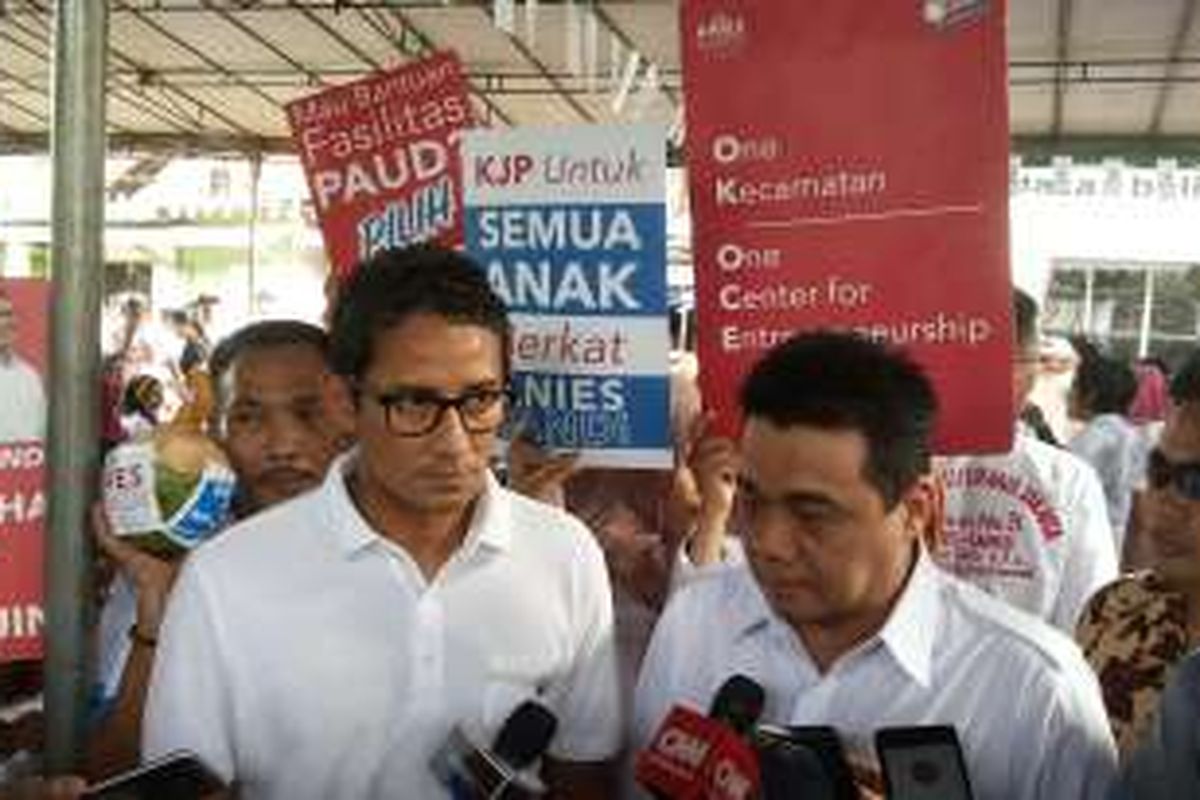 Calon wakil gubernur DKI Jakarta nomor tiga Sandiaga Uno (kiri) usai berkampanye di kawasan Palmerah, Jakarta Barat, Kamis (5/1/2017).