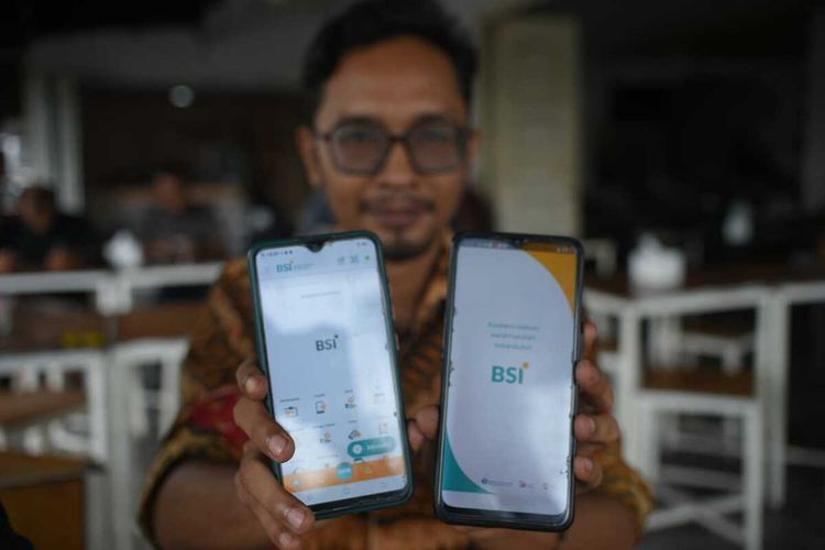 Warga memperlihatkan mobile banking Bank Syariah Indonesia (BSI) yang tidak bisa digunakan, di Kota Lhokseumawe, Provinsi Aceh, Selasa (9/5/2023)