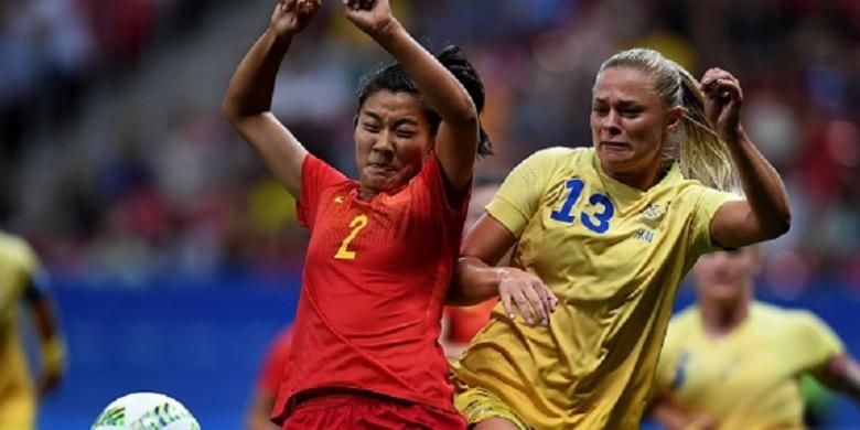Liu Shanshan (China) dan Fridolina Rolfo (Swedia) berduel saat kedua tim pertemu pada pertandingan terakhir fase grup sepak bola putri Olimpiade Rio 2016, Selasa (9/8/2016). 