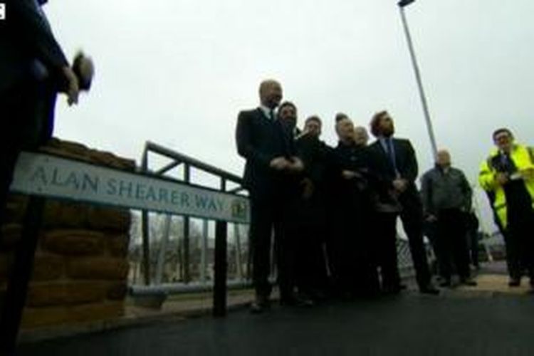 Legenda Inggris, Alan Shearer, meresmikan jalan yang menggunakan namanya di Blackburn, Senin (14/12/2015). 