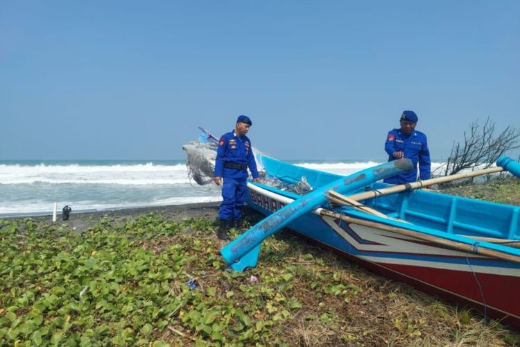 Kapal nelayan Pantai Samas, Bantul, yang terbalik, Minggu (13/7/2025)
