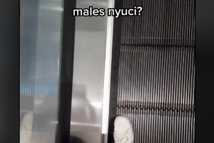 Viral video seseorang bersihkan sepatu dengan pinggiran eskalator