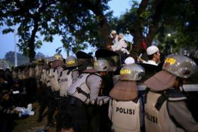 Polisi berjaga di sekitar istana negara, Jakarta, Jumat, (4/11/2016). Pengunjuk rasa menuntut proses hukum terhadap bakal calon gubernur DKI Jakarta Nomor Urut 2 Basuki Tjahaja Purnama yang dianggap telah menistakan agama.