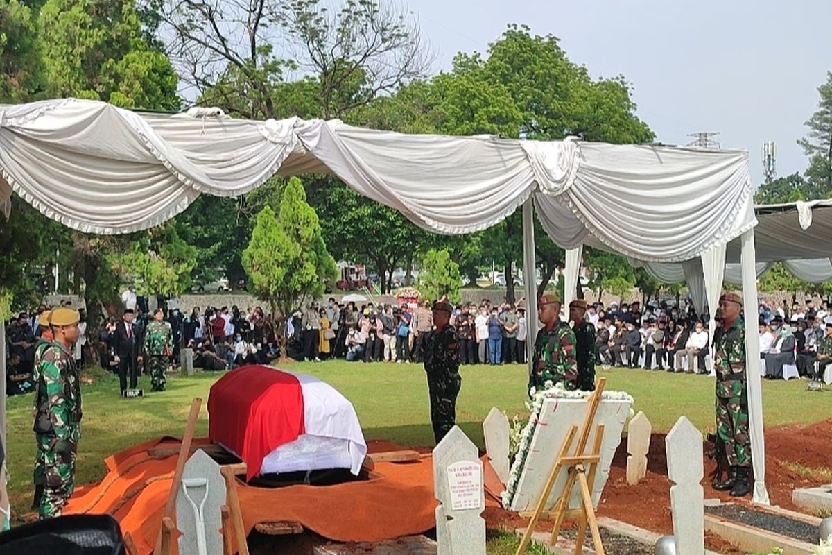 Jenazah Ketua Dewan Pers Azyumardi Azra telah tiba di Taman Makam Pahlawan (TMP) Kalibata, Pancoran, Jakarta Selatan, Selasa (20/9/2022) pagi. Pemakaman dilalui dengan prosesi upacara