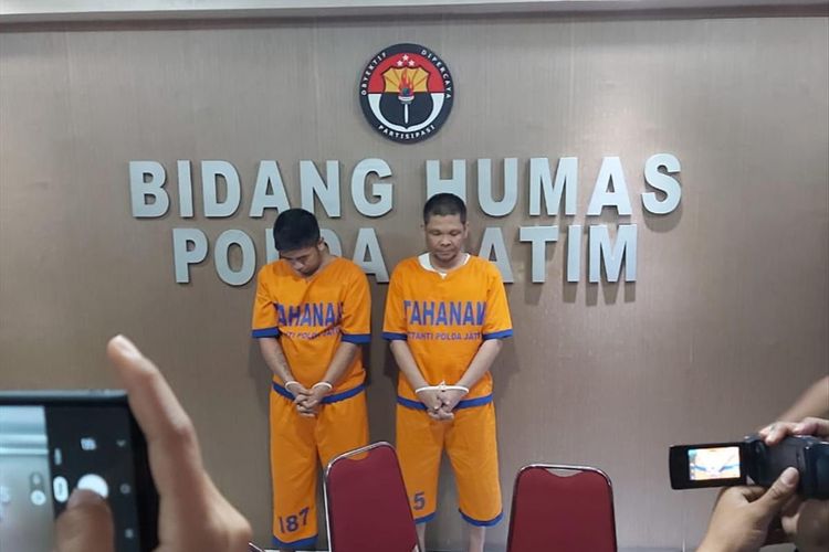Kedua pelaku penipuan dengan mencatut nama pejabat Polda Jatim diamankan di Mapolda Jatim, Kamis (15/8/2019)