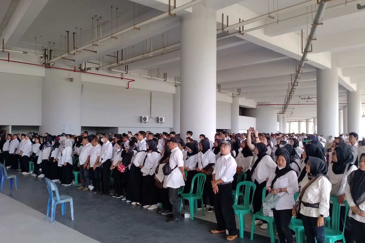 Atanasius Kurnia Seran (26) warga Kelurahan Warakas, Tanjung Priok, menjadi salah satu dari 1105 orang yang hadir di acara Pelantikan dan Pembekalan Pengawas TPS di Kecamatan Tanjung Priok, Jakarta Utara, Senin (22/1/2024). 