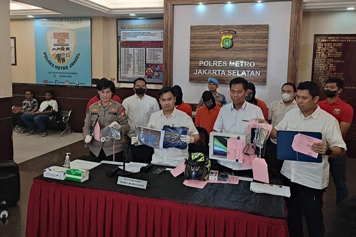 Polisi menangkap dua orang berinisial U dan TR yang menerima barang curian atau penadah dari tangan HA (27).  HA melakukan pelaku pencurian yang beraksi di toko kue milik artis Ruben Onsu di Karang Tengah, Lebak Bulus, Cilandak, Jakarta Selatan pada 4 Oktober 2022. 