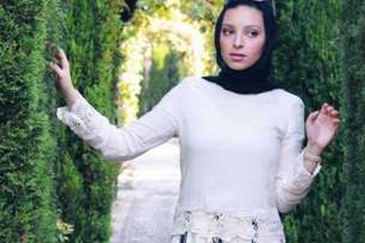 Noor Tagouri, wanita muslim berkerudung pertama tampil di majalah Playboy