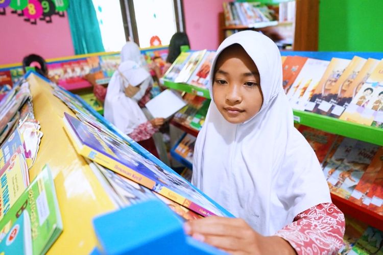 Sejumlah anak memanfaatkan waktu belajarnya di Inspiring Library Dompet Dhuafa yang berada di tengah desa, kawasan Gunung Kidul, Daerah Istimewa Yogyakarta, beberapa waktu lalu.