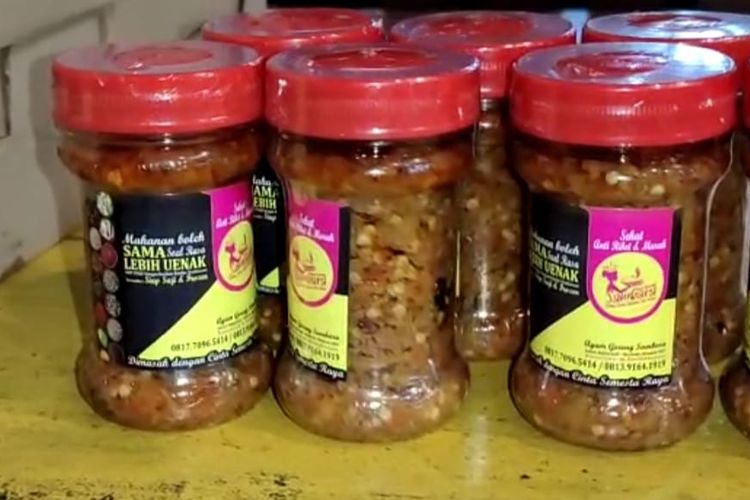 Keraton Agung Sejagat kini mengembangkan ekonomi kreatif dengan produk Usaha Mikro Kecil Menengah (UMKM) di bidang pertanian ada pupuk organik cair, kemudian kuliner ada rice bowl, ayam keraton, teh telang, sambal, dan juga produk rokok dari bunga telang.